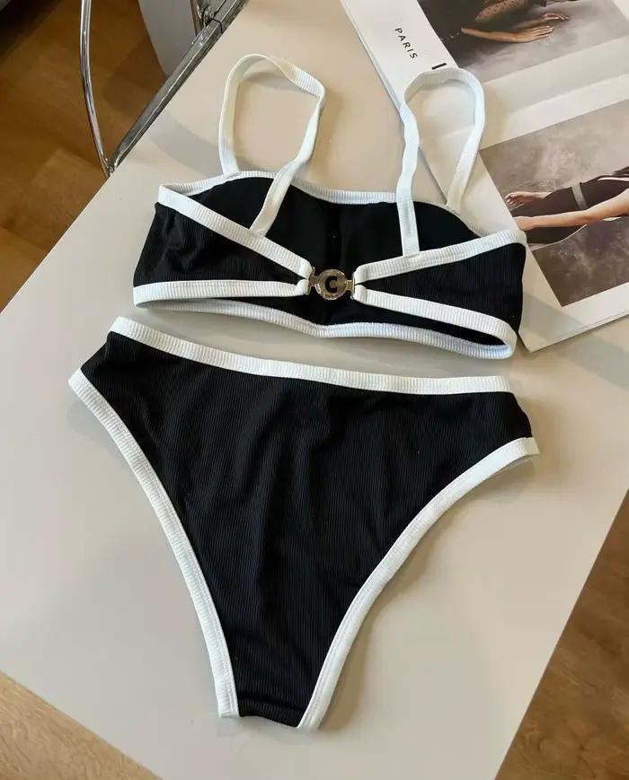 Nouvel ensemble bikini côtelé noir et blanc été 2026 avec accent logo C classique entrelacé