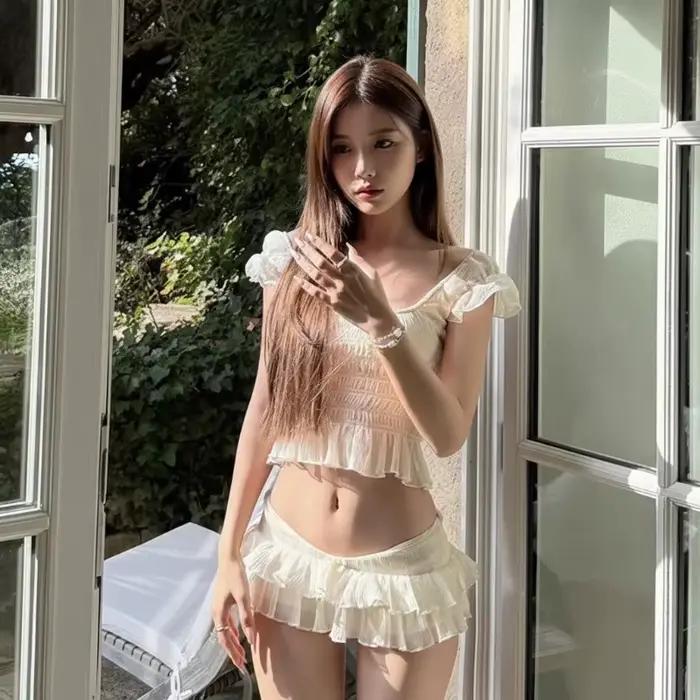 Maillot de bain deux pièces style français à épaules dénudées et froncé pour femme, avec jupe à vola