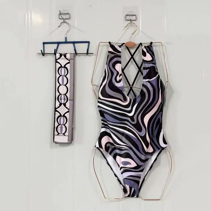Maillot de bain une pièce de luxe pour femme, noir, avec foulard et logo signature de créateur, styl