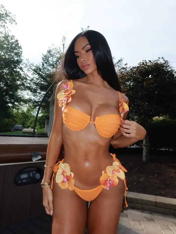Ensemble bikini orange vibrant 2026 avec décorations florales, idéal pour la plage, les fêtes au bor