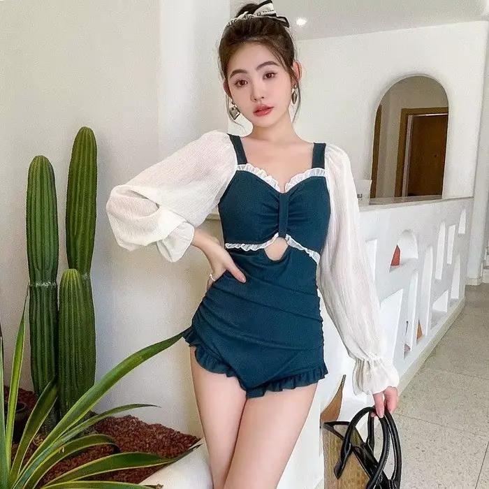 Maillot de bain une pièce élégant noir transparent à manches longues avec découpe avant et volants, 