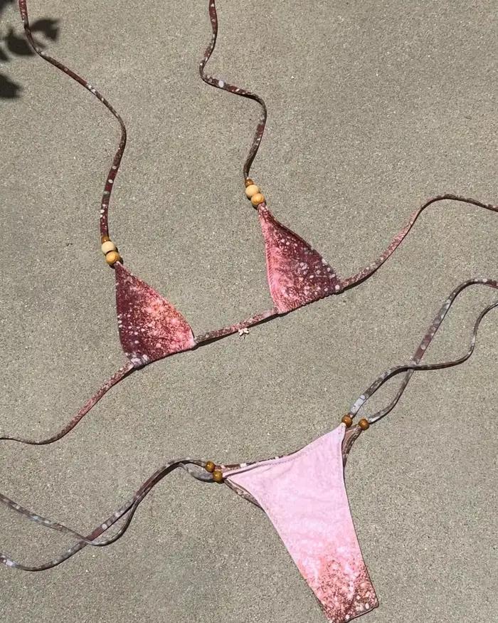 Maillot de bain deux pièces pour femme 2026, motif marbré rose avec bretelles perlées, idéal pour la