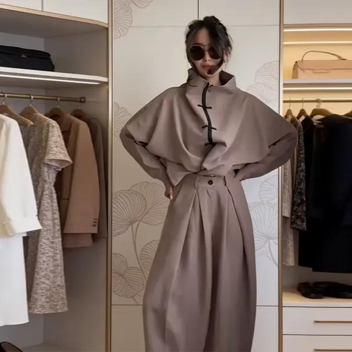 Ensemble deux pièces élégant taupe, haut à col mandarin et boutons grenouille, pantalon ballon taill