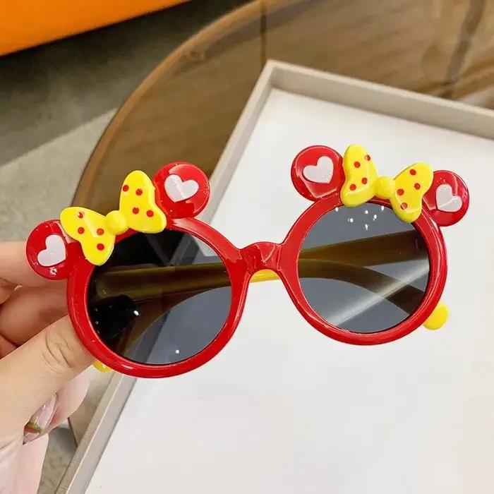 Nouveaux enfants mignon dessin animé UV400 lunettes de soleil garçons filles couleurs en plein air e