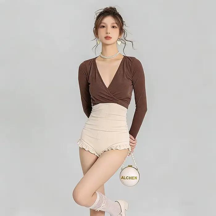 Maillot de bain femme marron beige, col en V, manches longues, ourlet à volants, coupe haute, effet 