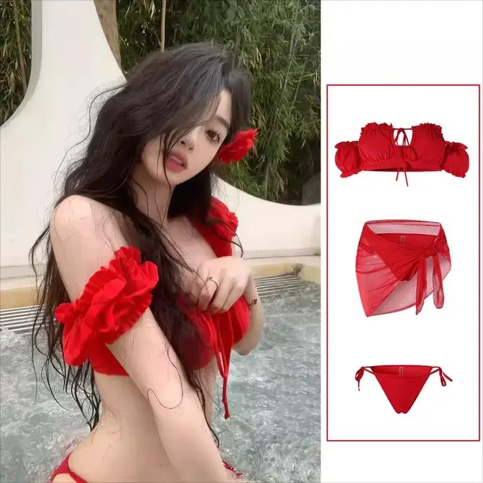Ensemble de maillot de bain trois pièces rouge doux avec haut à volants épaules dénudées