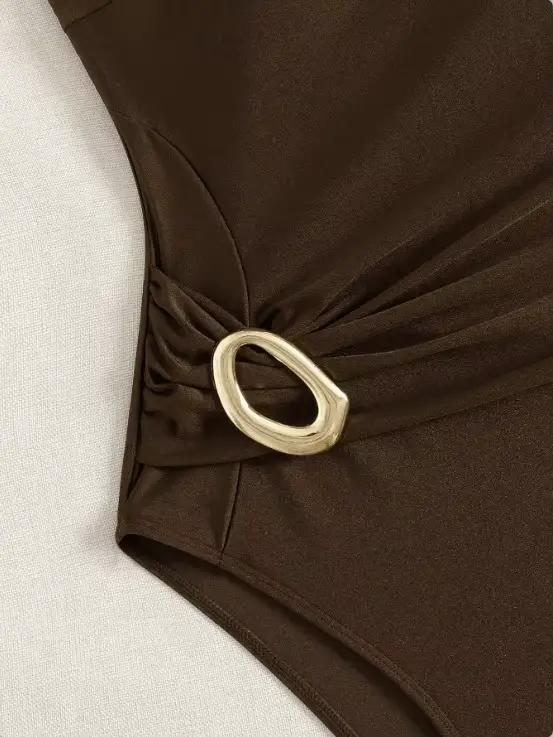 Maillot de bain une pièce asymétrique à une épaule, taille froncée, torsadé, avec boucle métallique dorée et coupe échancrée