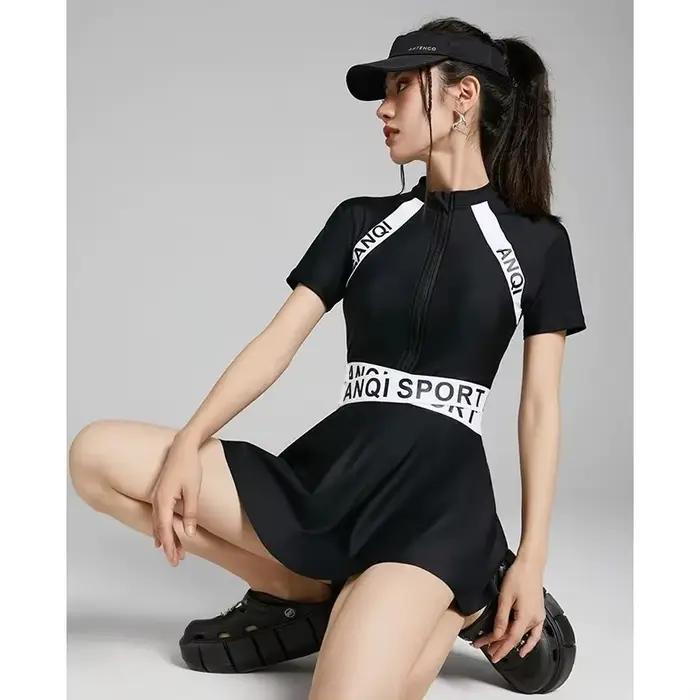 Maillot de bain une pièce sportif et discret pour étudiante