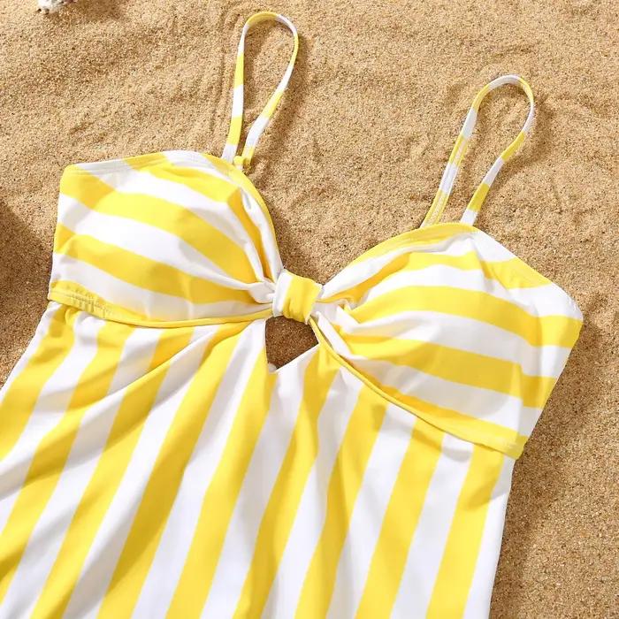 Maillots de bain assortis mère et fille 2026 Nouveaux maillots de bain familiaux à volants une pièce et shorts de bain pour les vacances à la plage