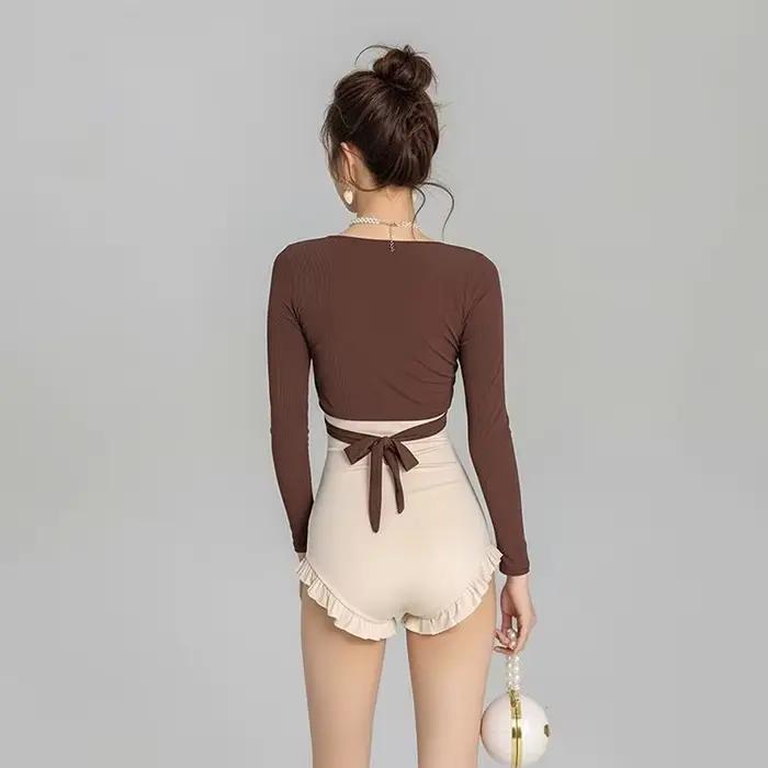 Maillot de bain femme marron beige, col en V, manches longues, ourlet à volants, coupe haute, effet ventre plat, pour l'été et la plage