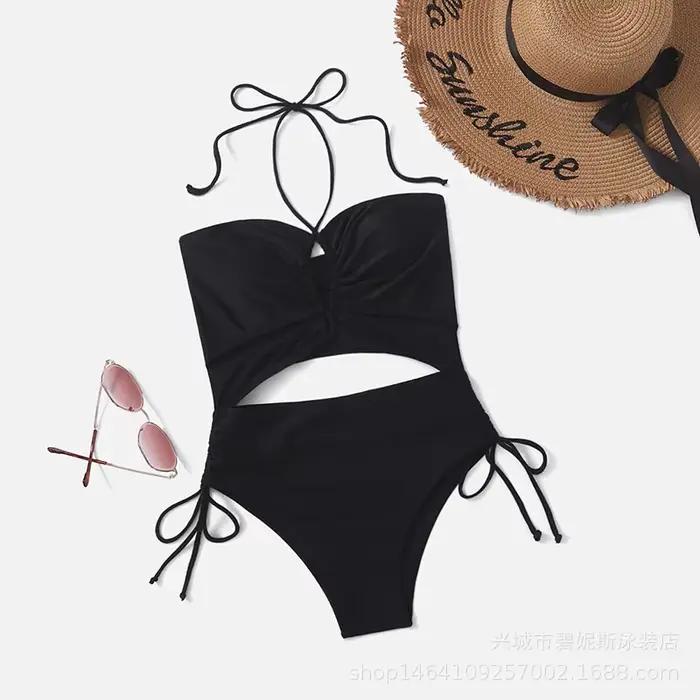 Maillot de bain une pièce noir découpé