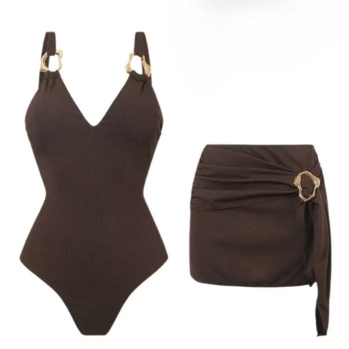 Nouvel ensemble de maillot de bain 2 pièces côtelé marron 2026 - Monokini col en V avec détail anneau doré + Jupe paréo, Tenue de plage élégante amincissante