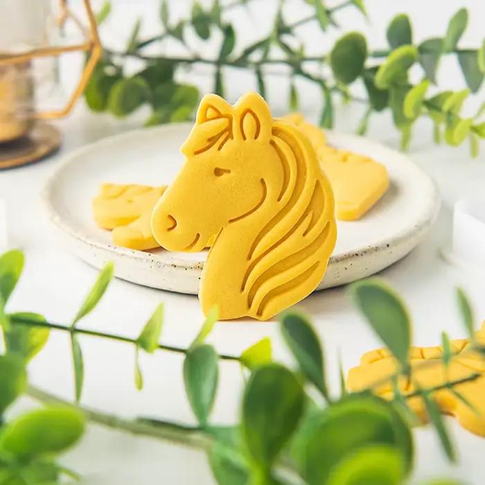 Emporte-pièce en forme de cheval de dessin animé, moule à biscuits en relief pour fondant, décoration de gâteaux pour la fête du Nouvel An 2026, outils de pâtisserie pour biscuits