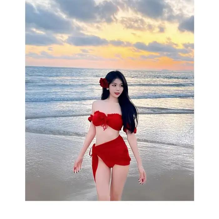 Ensemble de maillot de bain trois pièces rouge doux avec haut à volants épaules dénudées