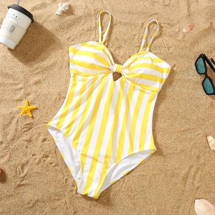 Maillots de bain assortis mère et fille 2026 Nouveaux maillots de bain familiaux à volants une pièce et shorts de bain pour les vacances à la plage
