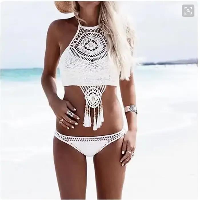 Bikini Femme Fait Main Style Européen et Américain Design Séparé Pompons Blanc Kaki Noir Occasions Plage Pluviose Élégant Modèle Avant-Gardiste