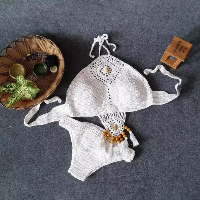 Bikini Femme Fait Main Style Européen et Américain Design Séparé Pompons Blanc Kaki Noir Occasions Plage Pluviose Élégant Modèle Avant-Gardiste