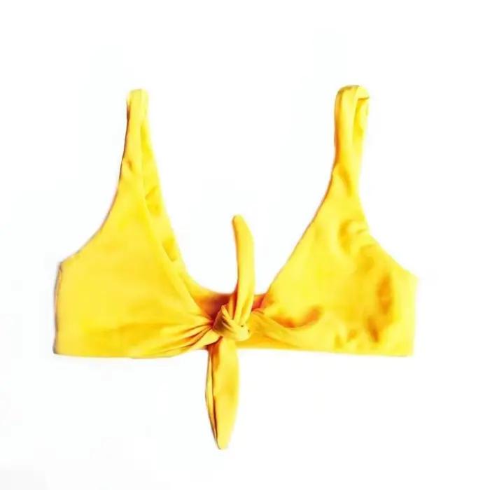 Maillots de bain et maillots de bain jaunes, librement assortis