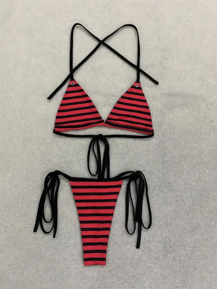 Bikini rayé rouge et noir pour l'été