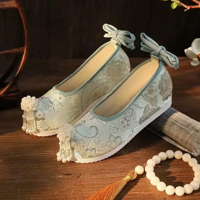 Chaussures Hanfu grande taille pour femmes 34-43 #   Chaussures chinoises Vintage en tissu de pékin pour femmes, chaussures brodées, grande taille 42 #