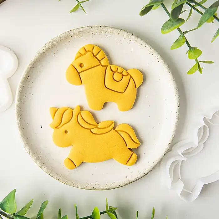 Emporte-pièce en forme de cheval de dessin animé, moule à biscuits en relief pour fondant, décoration de gâteaux pour la fête du Nouvel An 2026, outils de pâtisserie pour biscuits