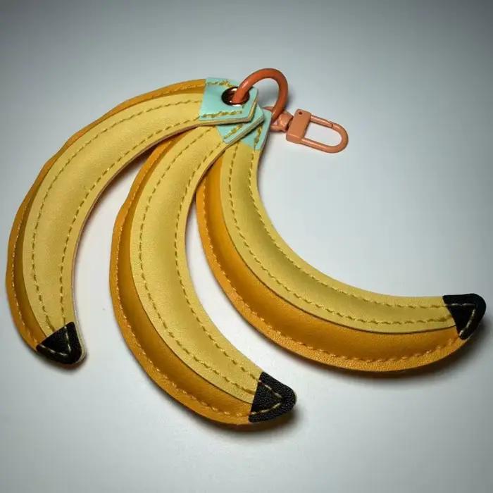 Nouveau pendentif banane exquis en cuir haut de gamme, texture de qualité supérieure, pendentif de niche en PU pour clés de voiture