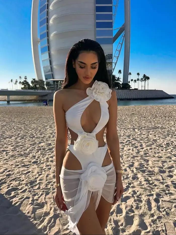 Maillot de bain asymétrique découpé à fleurs rouges et Mini jupe de plage drapée en mousseline de soie pour femmes