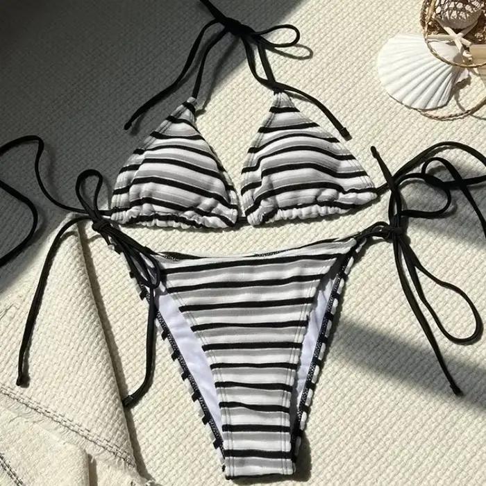 Ensemble bikini rayé pour femmes