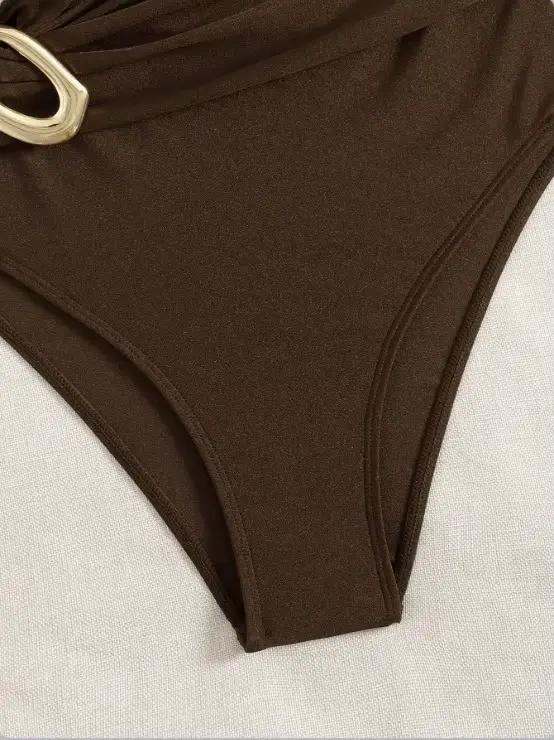 Maillot de bain une pièce asymétrique à une épaule, taille froncée, torsadé, avec boucle métallique dorée et coupe échancrée