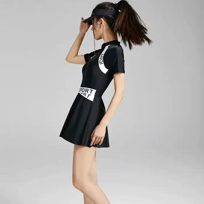 Maillot de bain une pièce sportif et discret pour étudiante