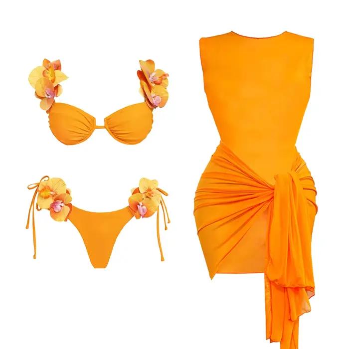 Ensemble bikini fleuri avec jupe