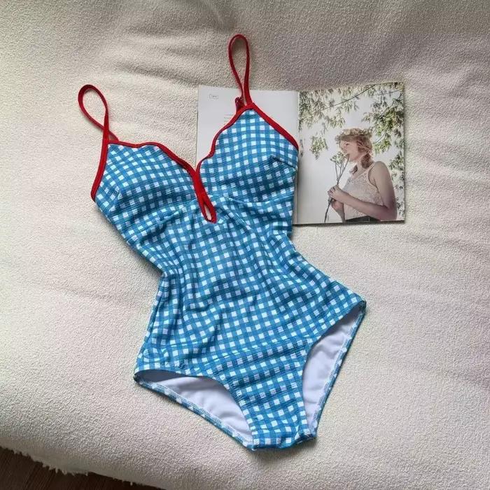 Maillot de bain une pièce simple à dos ouvert