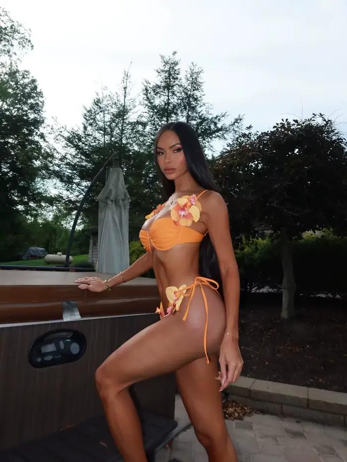 Ensemble bikini orange vibrant 2026 avec décorations florales