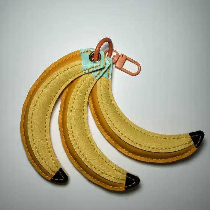 Nouveau pendentif banane exquis en cuir haut de gamme, texture de qualité supérieure, pendentif de niche en PU pour clés de voiture
