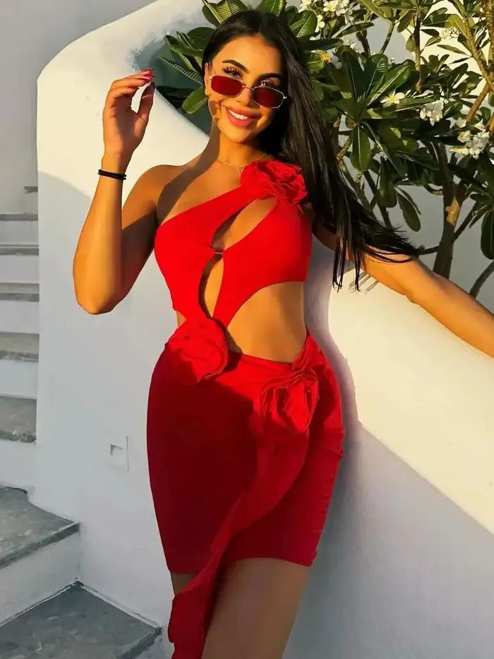 Maillot de bain asymétrique découpé à fleurs rouges et Mini jupe de plage drapée en mousseline de soie pour femmes