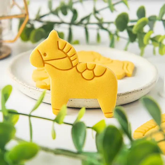 Emporte-pièce en forme de cheval de dessin animé, moule à biscuits en relief pour fondant, décoration de gâteaux pour la fête du Nouvel An 2026, outils de pâtisserie pour biscuits
