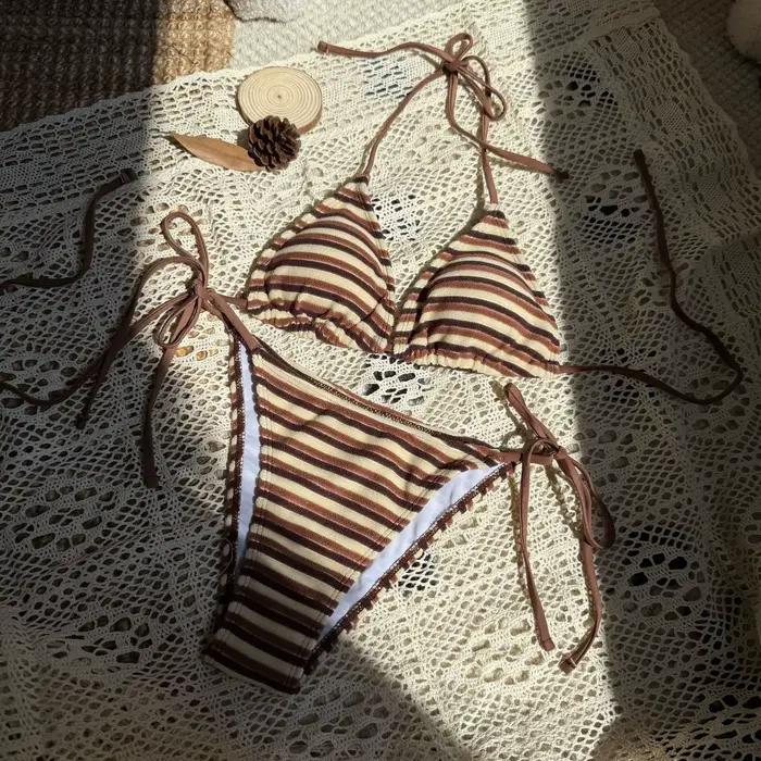 Ensemble bikini rayé pour femmes