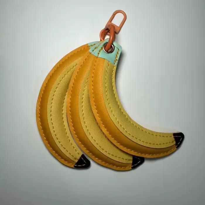 Nouveau pendentif banane exquis en cuir haut de gamme, texture de qualité supérieure, pendentif de niche en PU pour clés de voiture