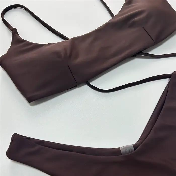Ensemble de micro-bikini bandeau marron