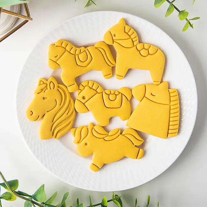 Emporte-pièce en forme de cheval de dessin animé, moule à biscuits en relief pour fondant, décoration de gâteaux pour la fête du Nouvel An 2026, outils de pâtisserie pour biscuits