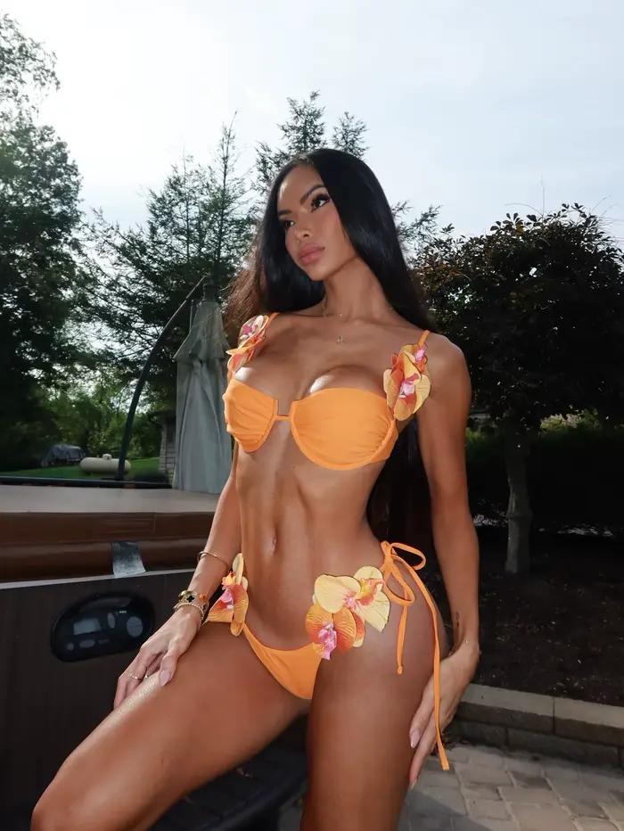 Ensemble bikini orange vibrant 2026 avec décorations florales