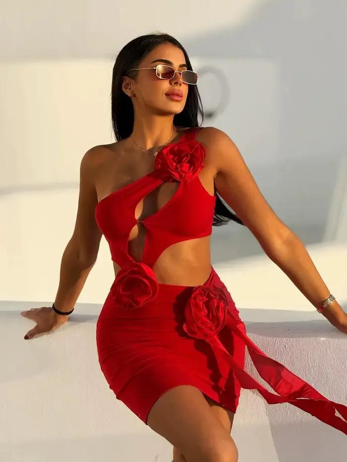 Maillot de bain asymétrique découpé à fleurs rouges et Mini jupe de plage drapée en mousseline de soie pour femmes