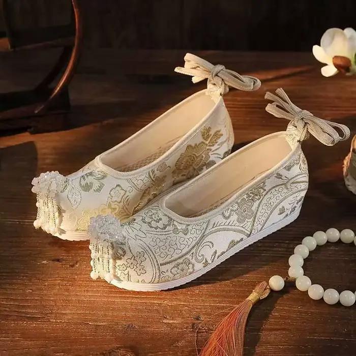 Chaussures Hanfu grande taille pour femmes 34-43 #   Chaussures chinoises Vintage en tissu de pékin pour femmes, chaussures brodées, grande taille 42 #