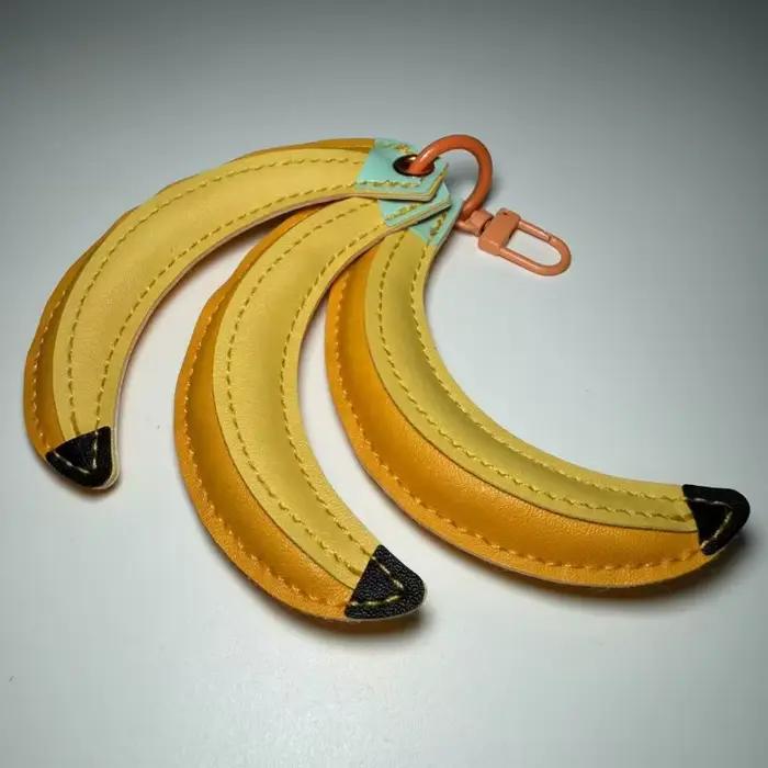 Nouveau pendentif banane exquis en cuir haut de gamme, texture de qualité supérieure, pendentif de niche en PU pour clés de voiture