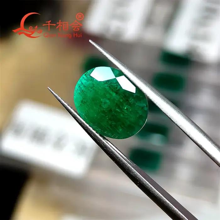 Forme ovale, couleur vert foncé opaque, taille naturelle hydrothermique cultivée en laboratoire avec peu d'inclusions mineures pour la création de bijoux