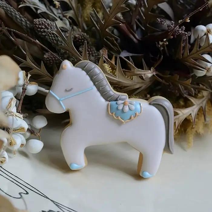 Emporte-pièce en forme de cheval de dessin animé, moule à biscuits en relief pour fondant, décoration de gâteaux pour la fête du Nouvel An 2026, outils de pâtisserie pour biscuits