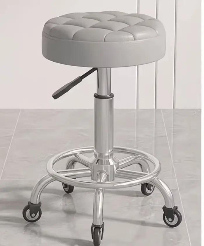 Trois personnes petit salon minimaliste moderne appartement location chambre bureau salon zone petit canapé