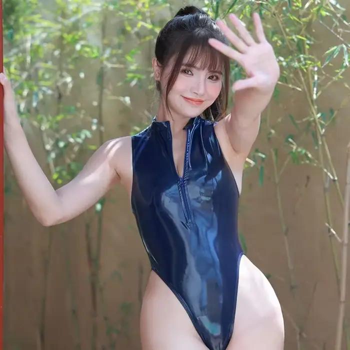 Maillot de bain une pièce Bitysie en cuir brillant avec col montant et fermeture éclair frontale