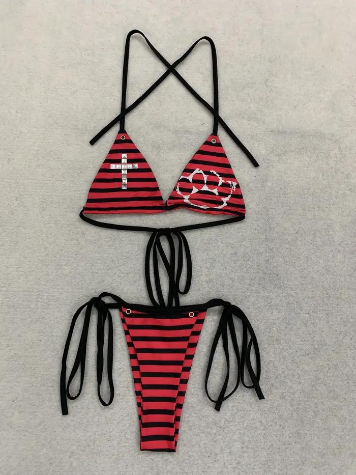 Bikini rayé rouge et noir pour l'été