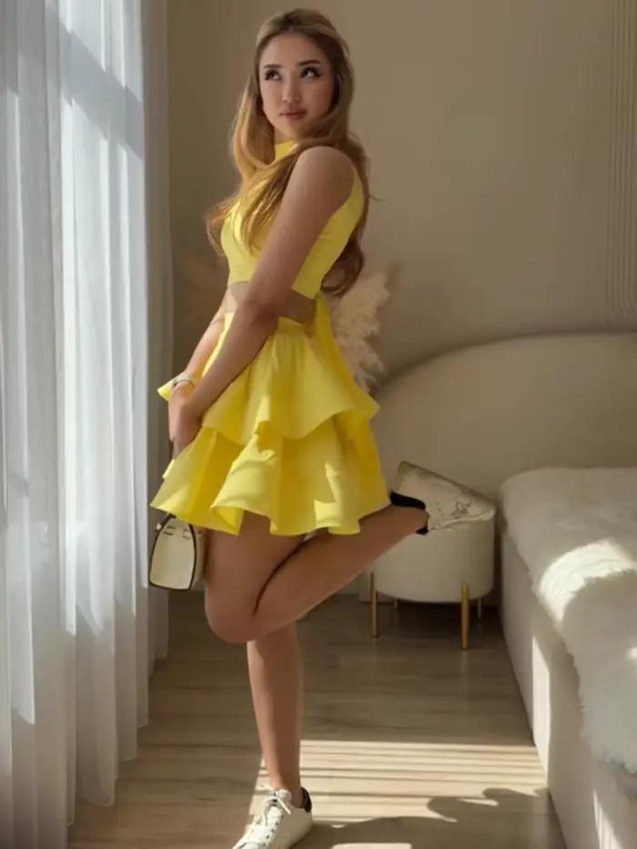 Ensemble 2 pièces été 2026 pour femme : Crop top jaune dos nu à licou et mini-jupe à volants